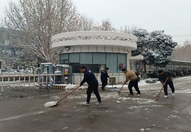 掃雪除冰我先行，冰雪更映黨旗紅